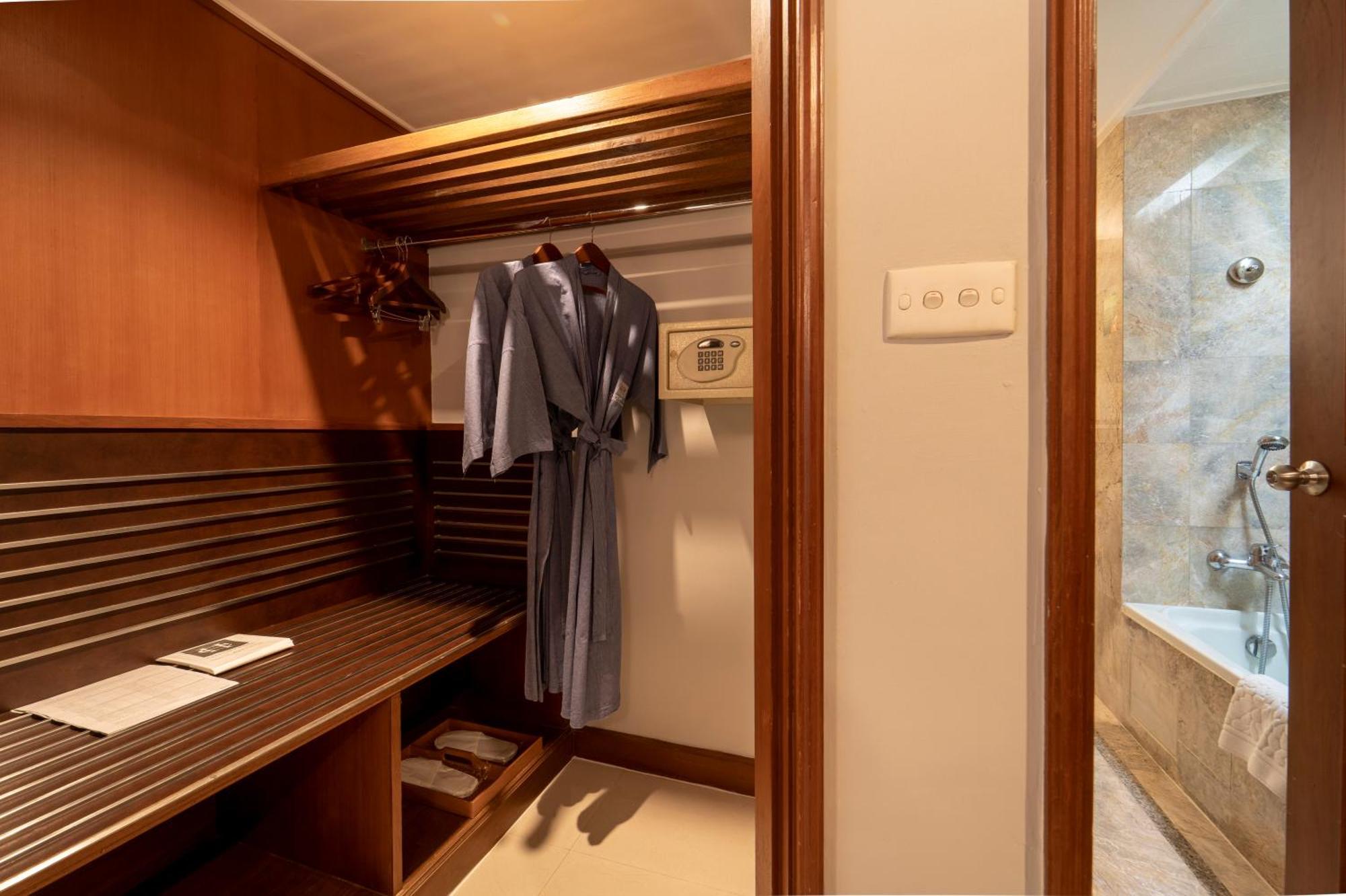 Century Park Hotel Bangkok Ngoại thất bức ảnh